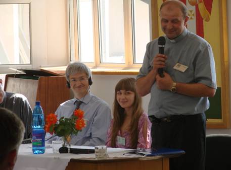 Отець-ректор УжБА Тарас Ловска виступає під час конференції